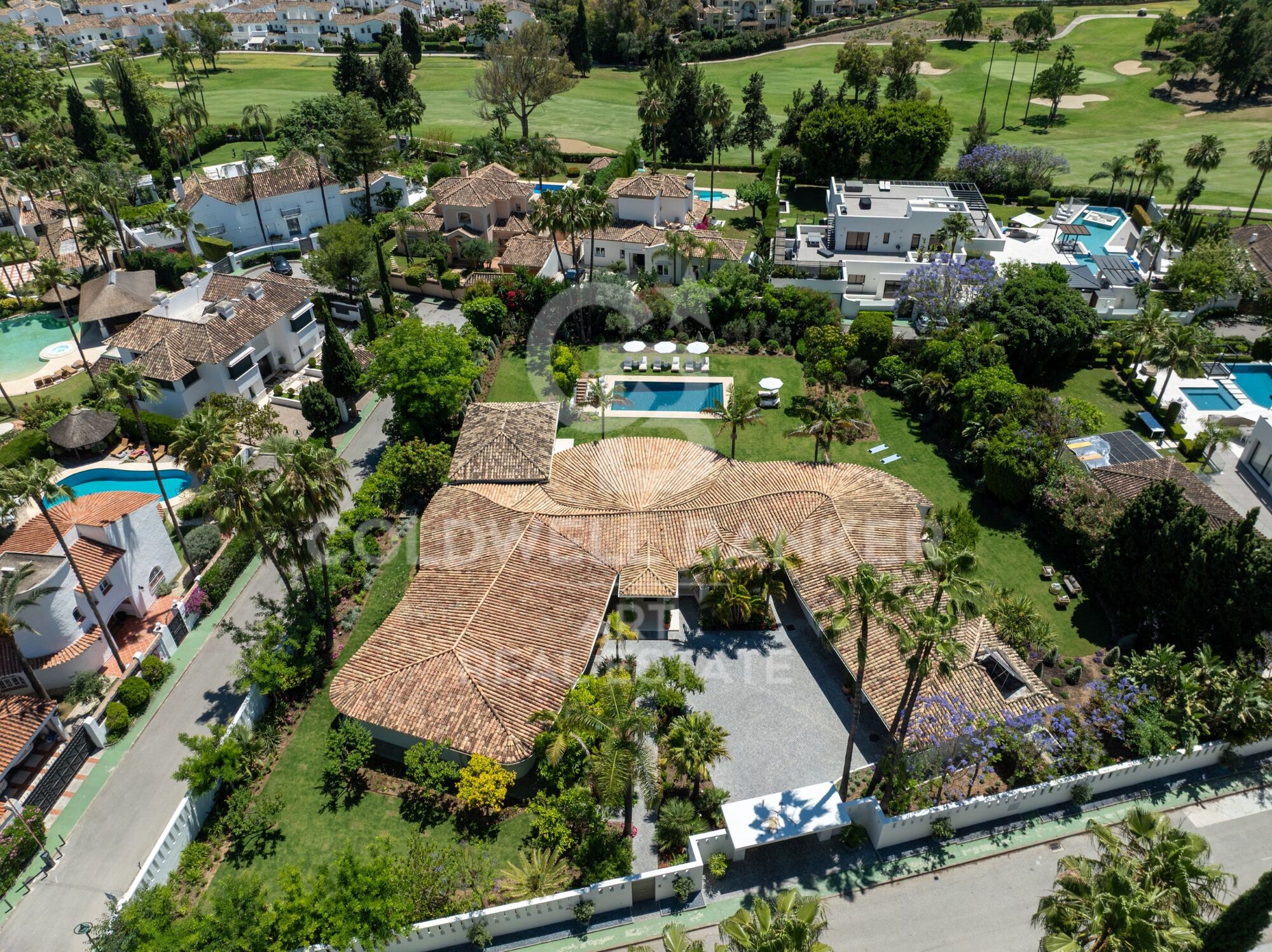 Exclusive luxury bungalow with views in marbella