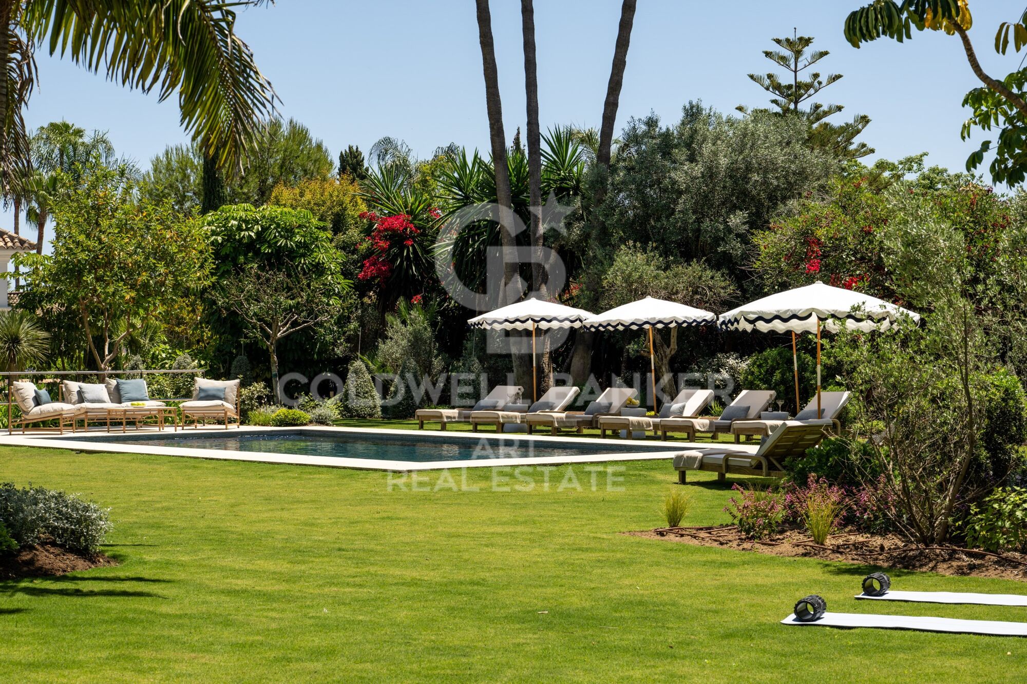 Exclusive luxury bungalow with views in marbella