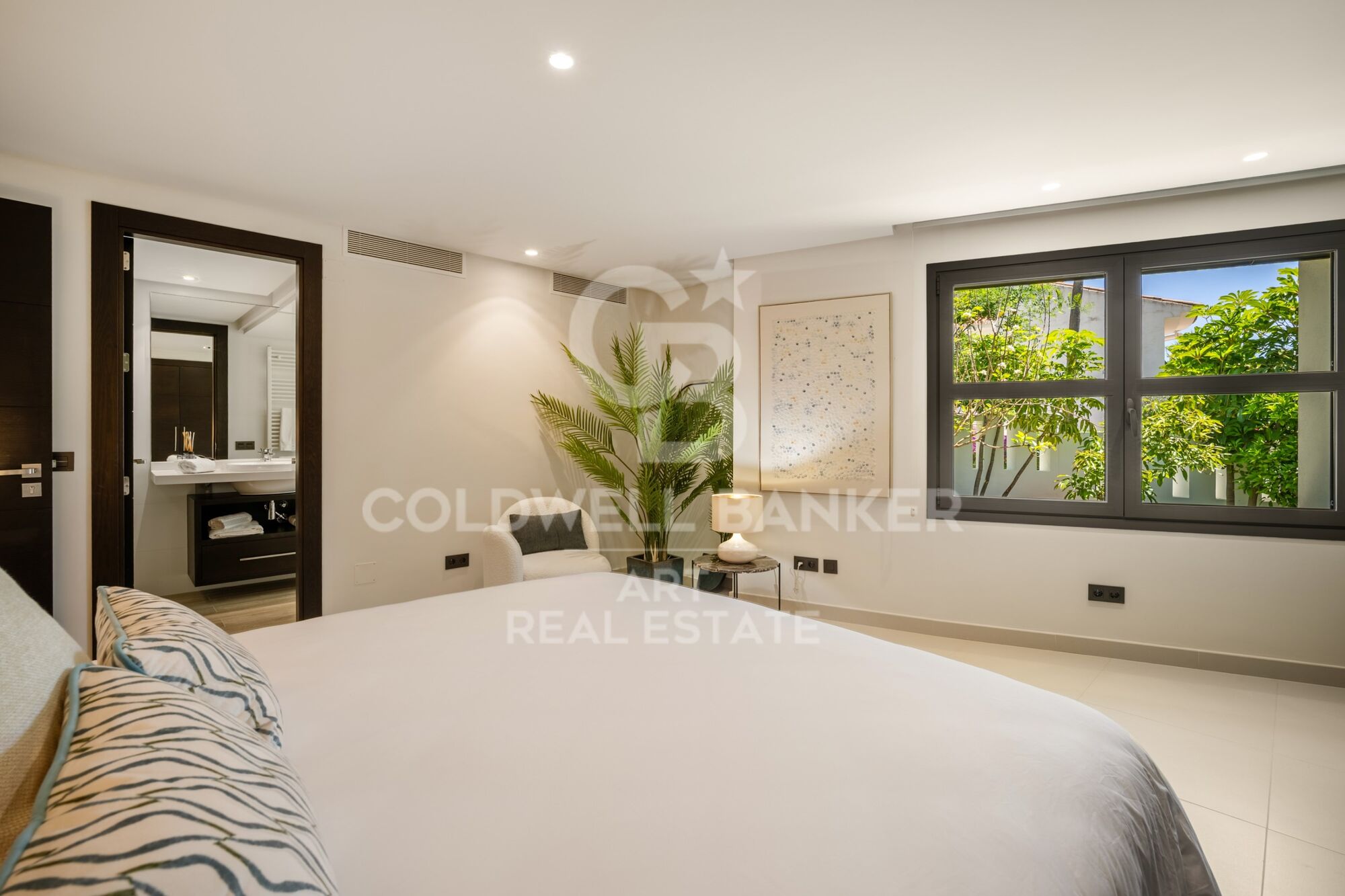 Exclusive luxury bungalow with views in marbella