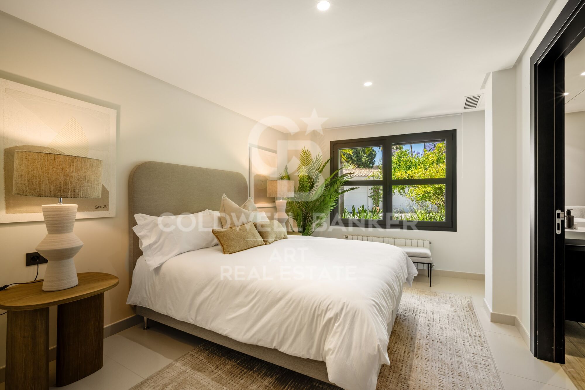 Exclusive luxury bungalow with views in marbella