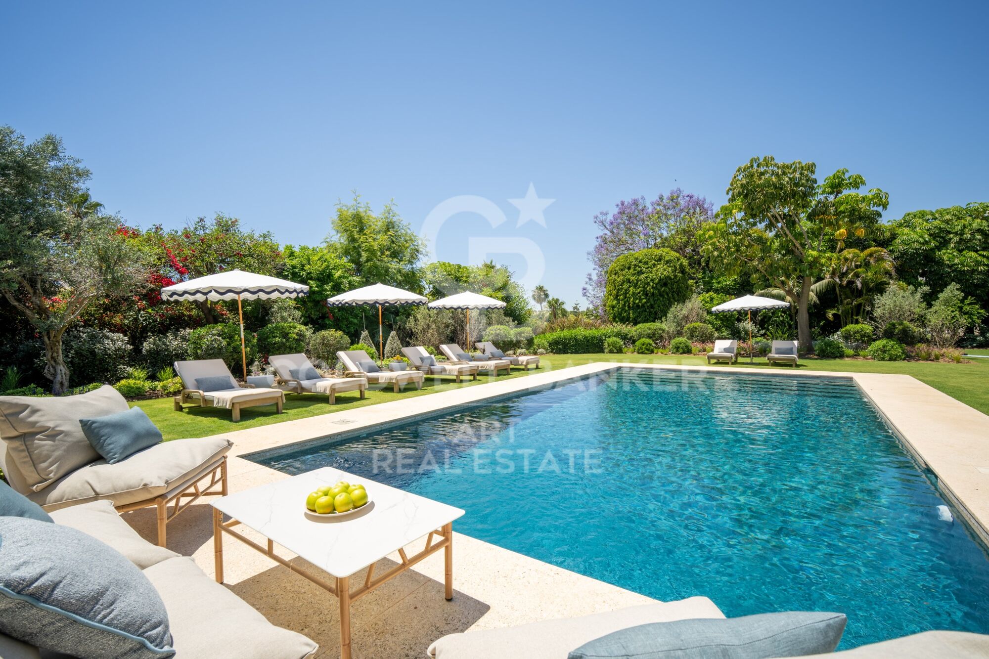 Exclusive luxury bungalow with views in marbella