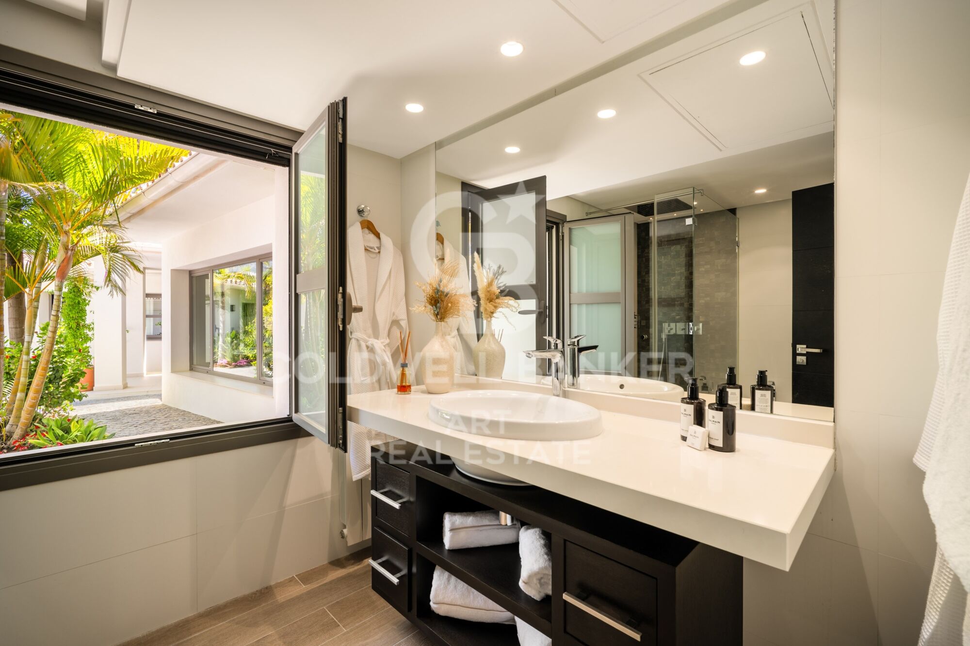 Exclusive luxury bungalow with views in marbella