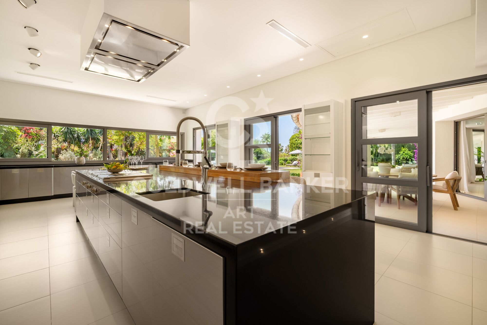 Exclusive luxury bungalow with views in marbella