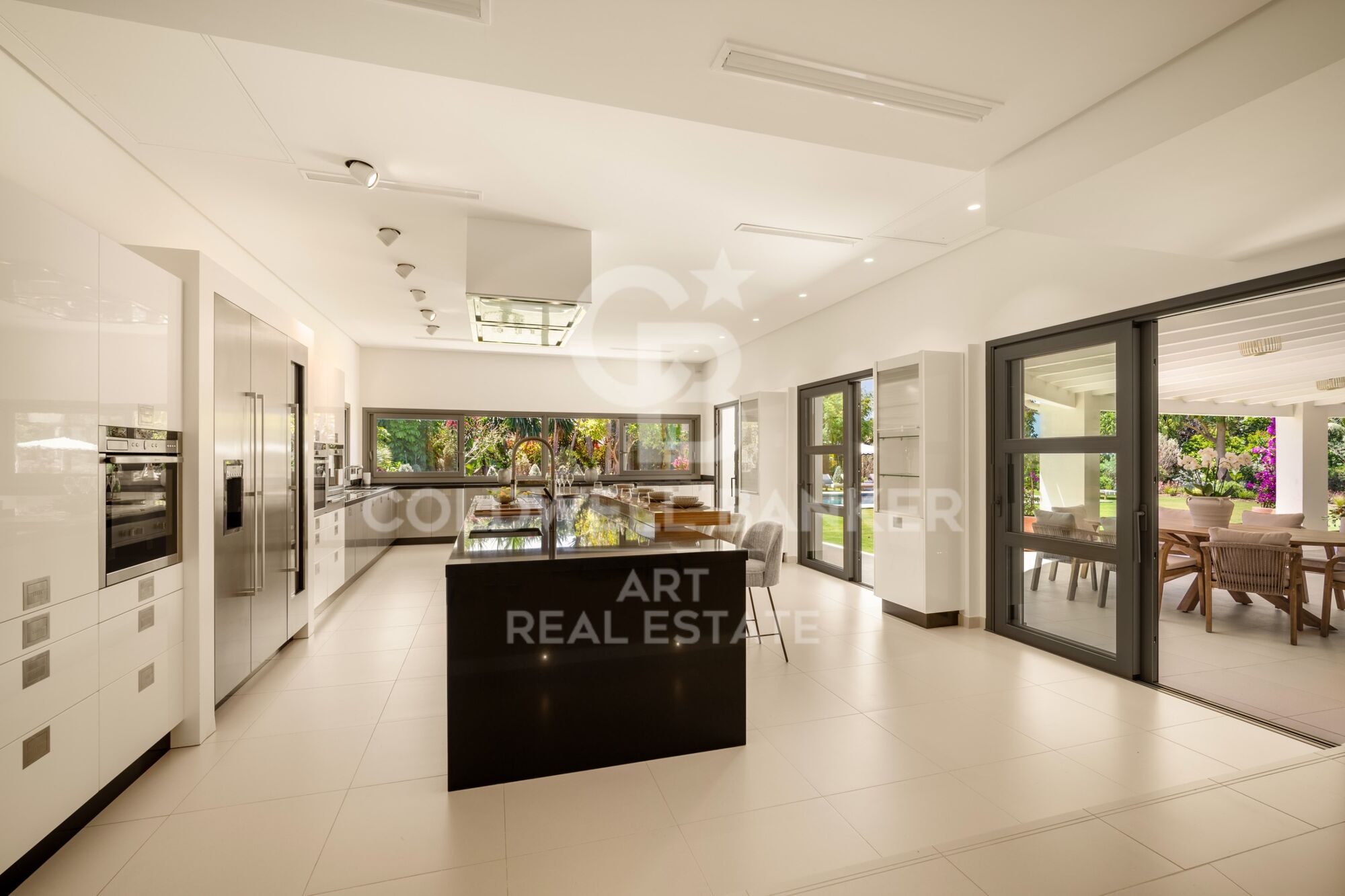 Exclusive luxury bungalow with views in marbella