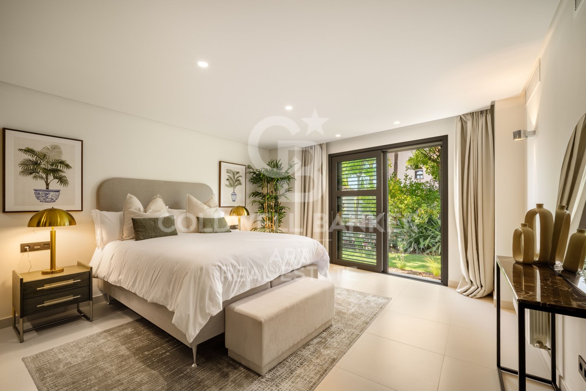 Exclusive luxury bungalow with views in marbella