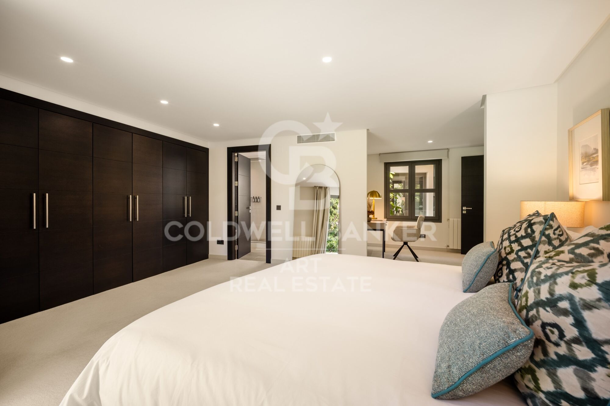 Exclusive luxury bungalow with views in marbella