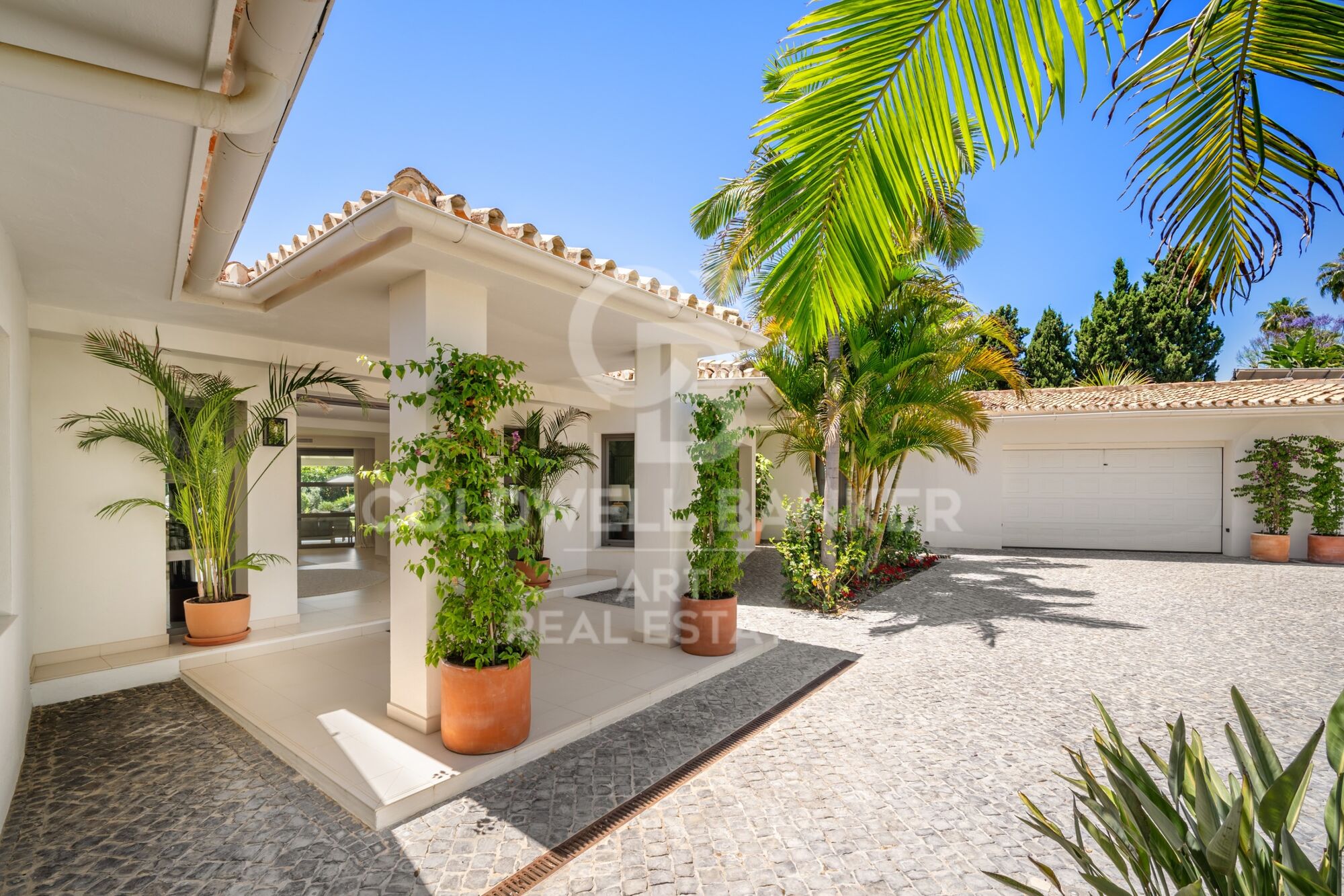 Exclusive luxury bungalow with views in marbella