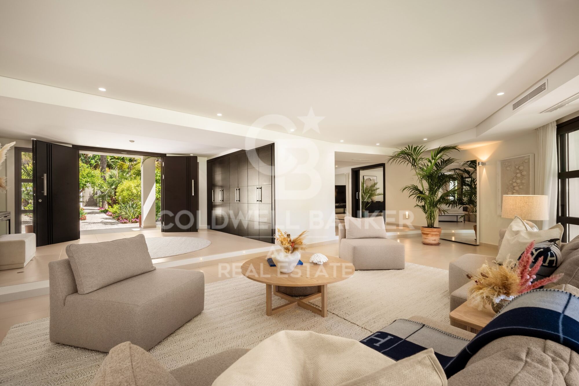 Exclusive luxury bungalow with views in marbella