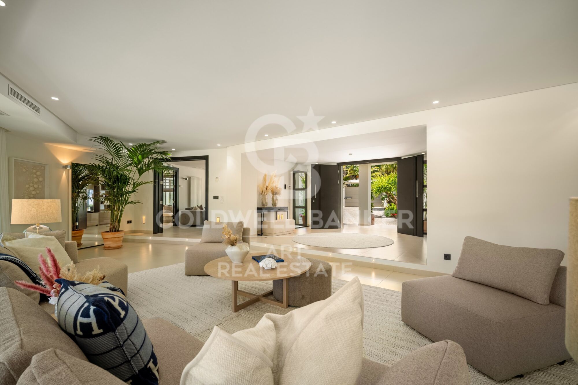 Exclusive luxury bungalow with views in marbella