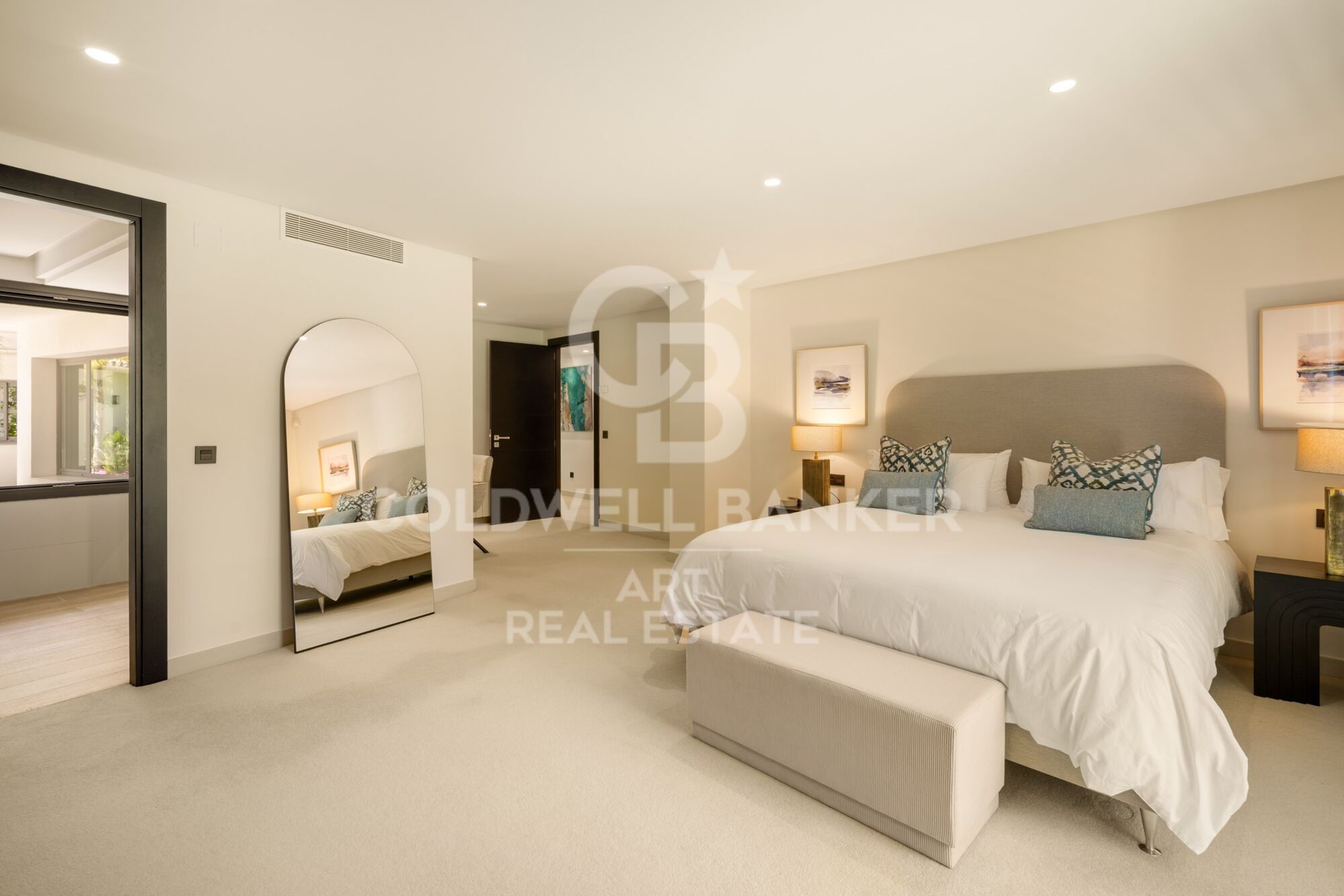 Exclusive luxury bungalow with views in marbella