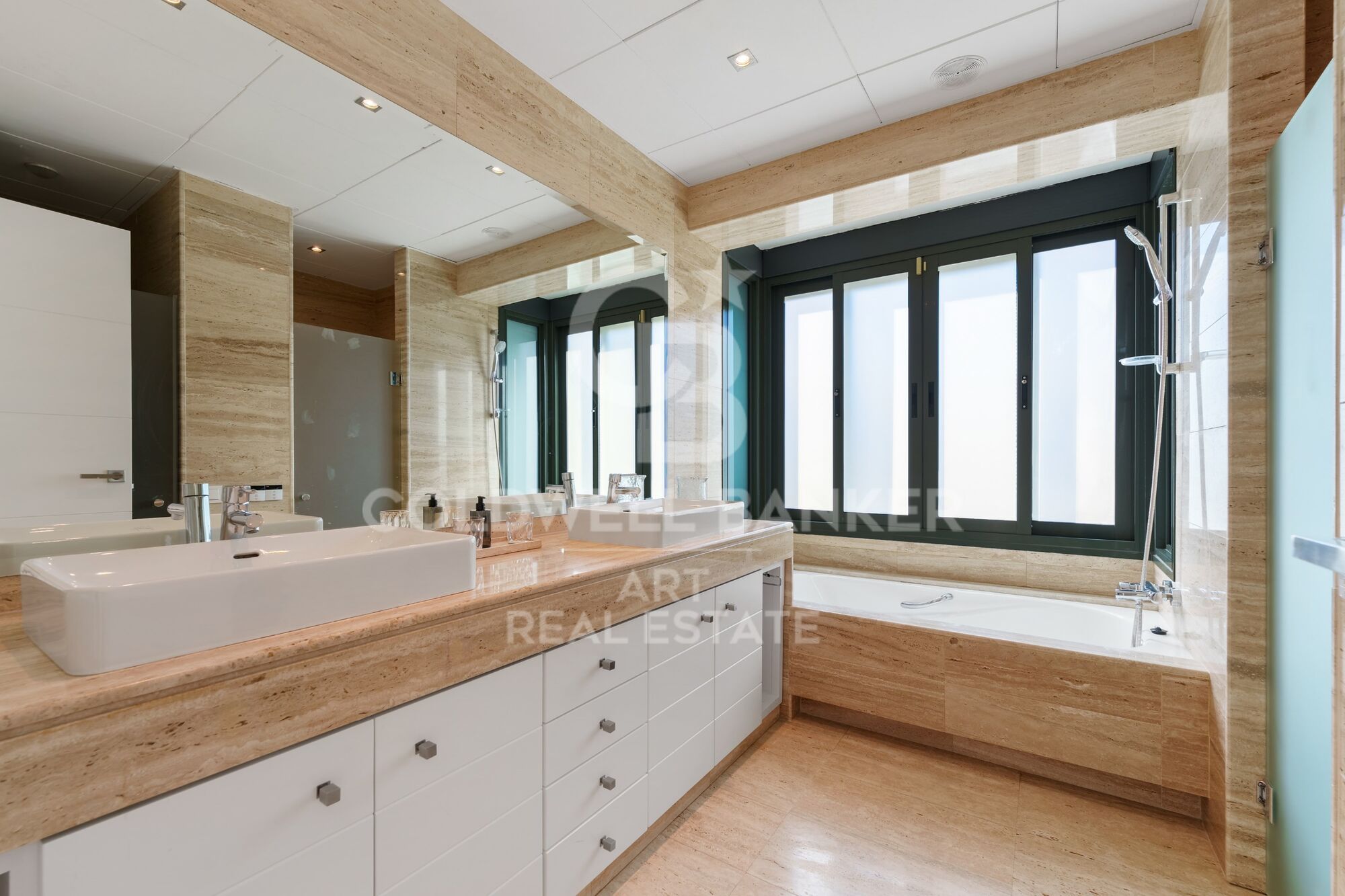 Incroyable villa avec vues dégagées sur l'environnement naturel et la mer méditerranée