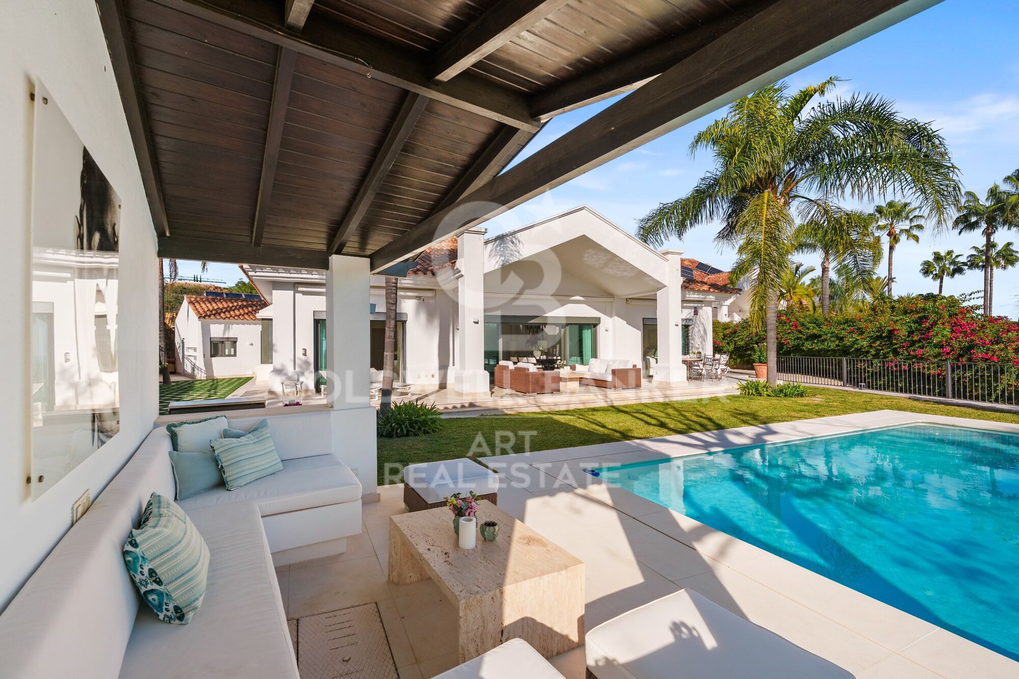 Increíble villa con vistas abiertas sobre el entorno natural y el Mediterráneo