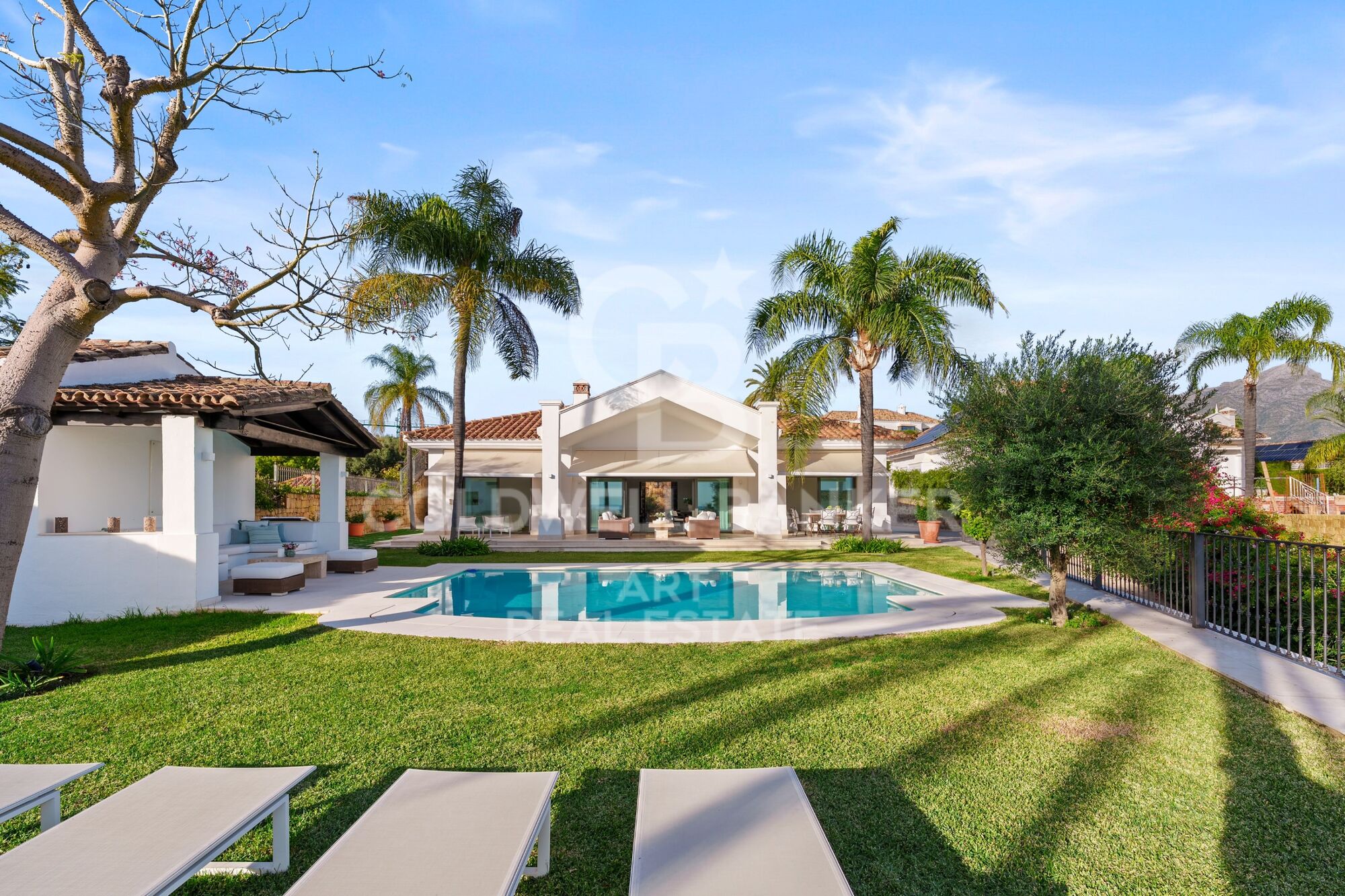 Increíble villa con vistas abiertas sobre el entorno natural y el Mediterráneo