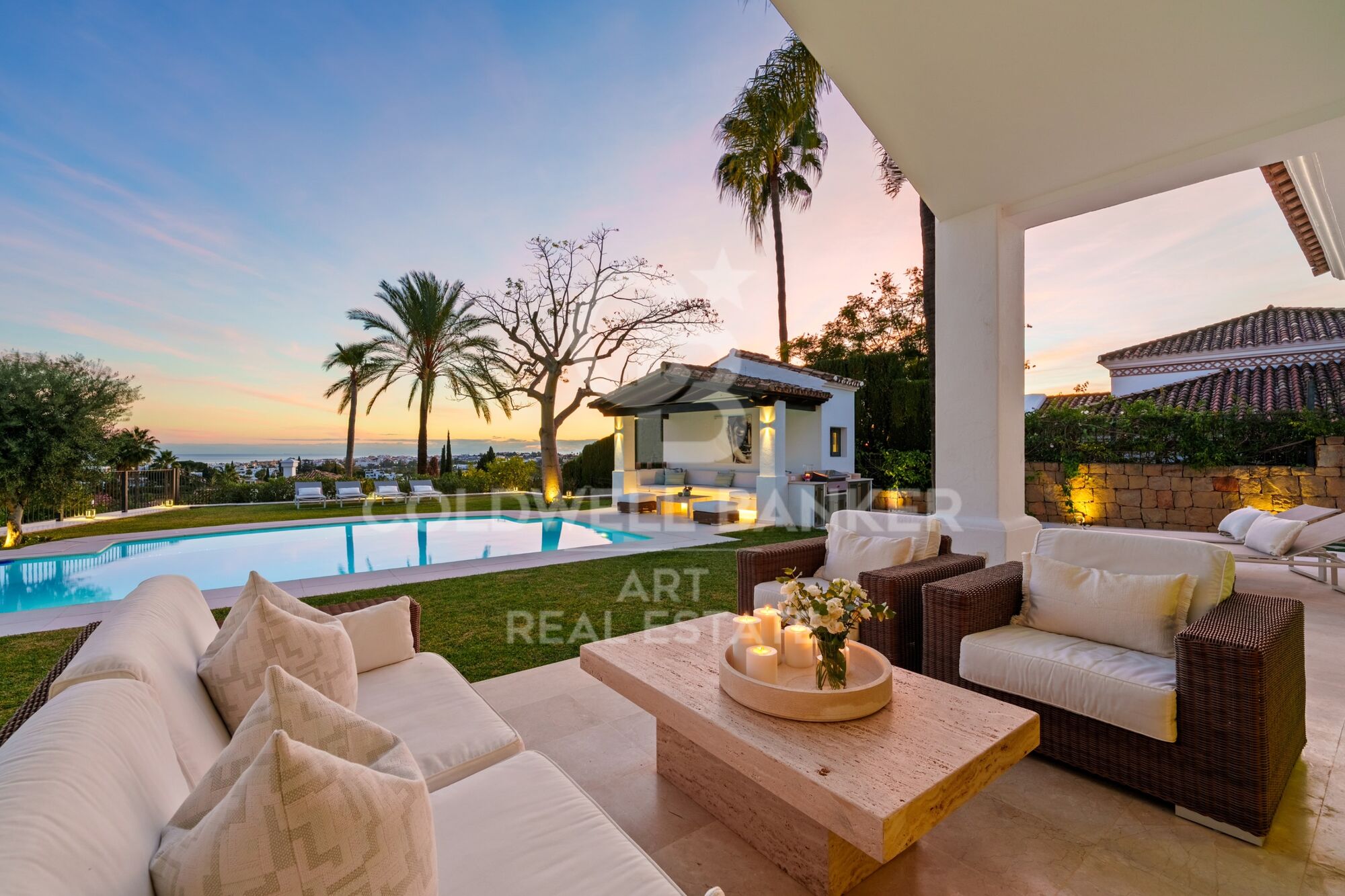Unglaubliche villa mit offenem blick auf die natürliche umgebung und das mittelmeer
