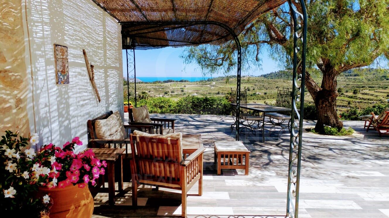 Finca en Teulada con magnificas vistas panorámicas al mar