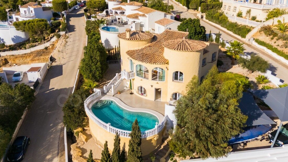 House / Villa for sale in Cumbre del Sol with sea and mountain views