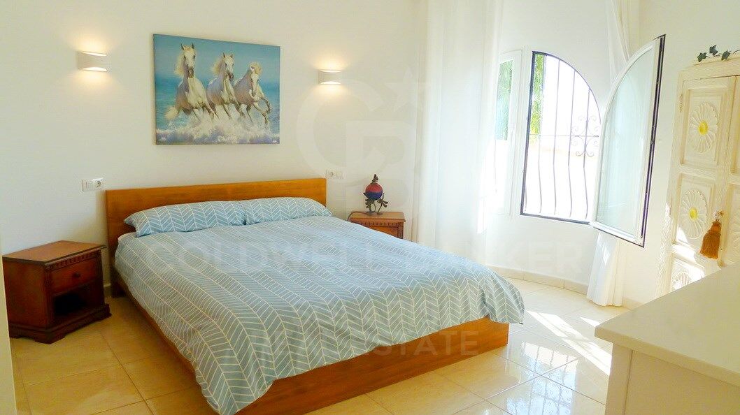House / Villa for sale in Cumbre del Sol with sea and mountain views