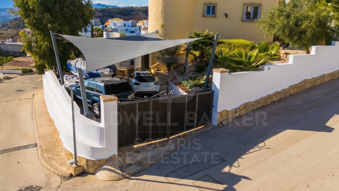 House / Villa for sale in Cumbre del Sol with sea and mountain views