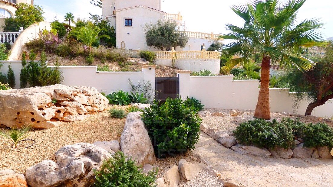 House / Villa for sale in Cumbre del Sol with sea and mountain views