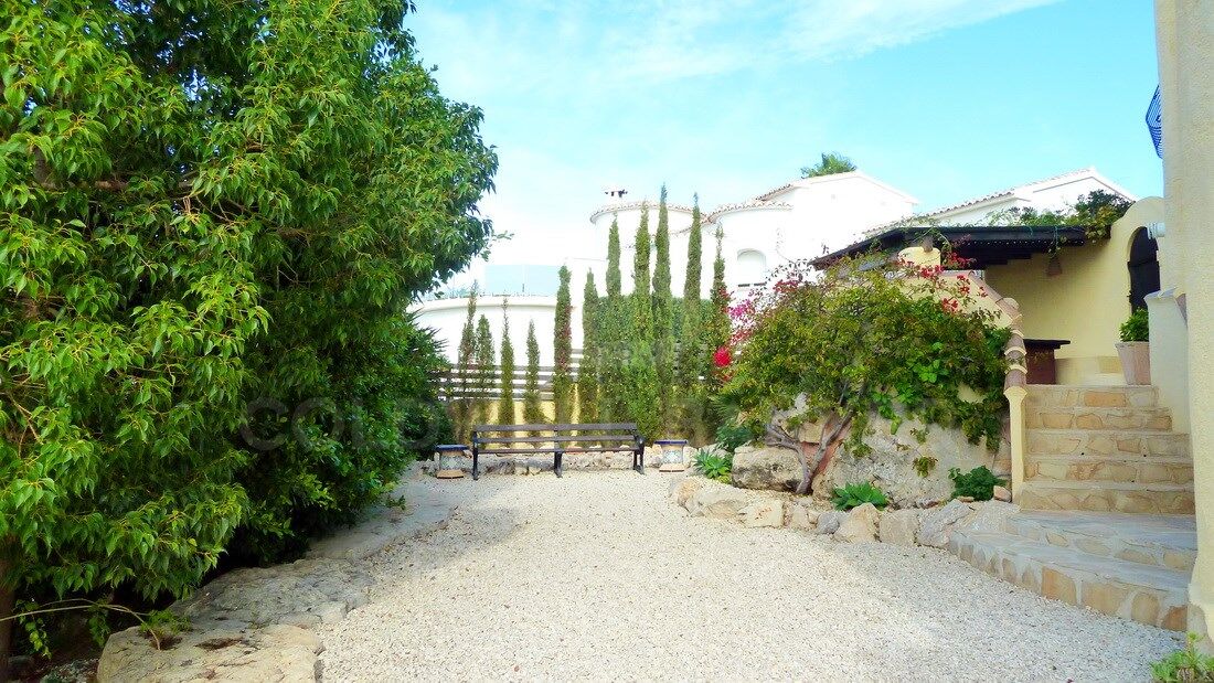 House / Villa for sale in Cumbre del Sol with sea and mountain views