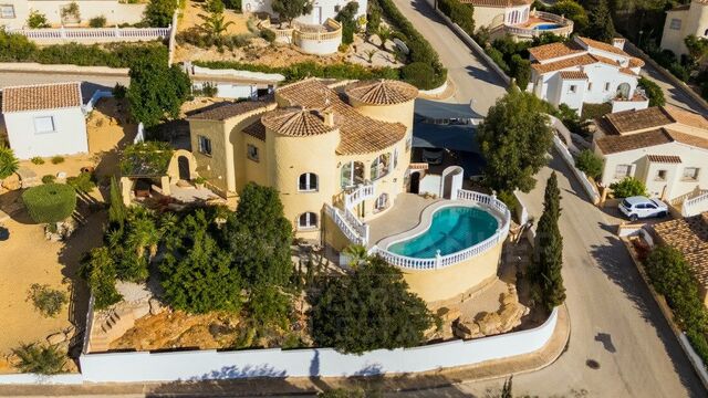 House / Villa for sale in Cumbre del Sol with sea and mountain views