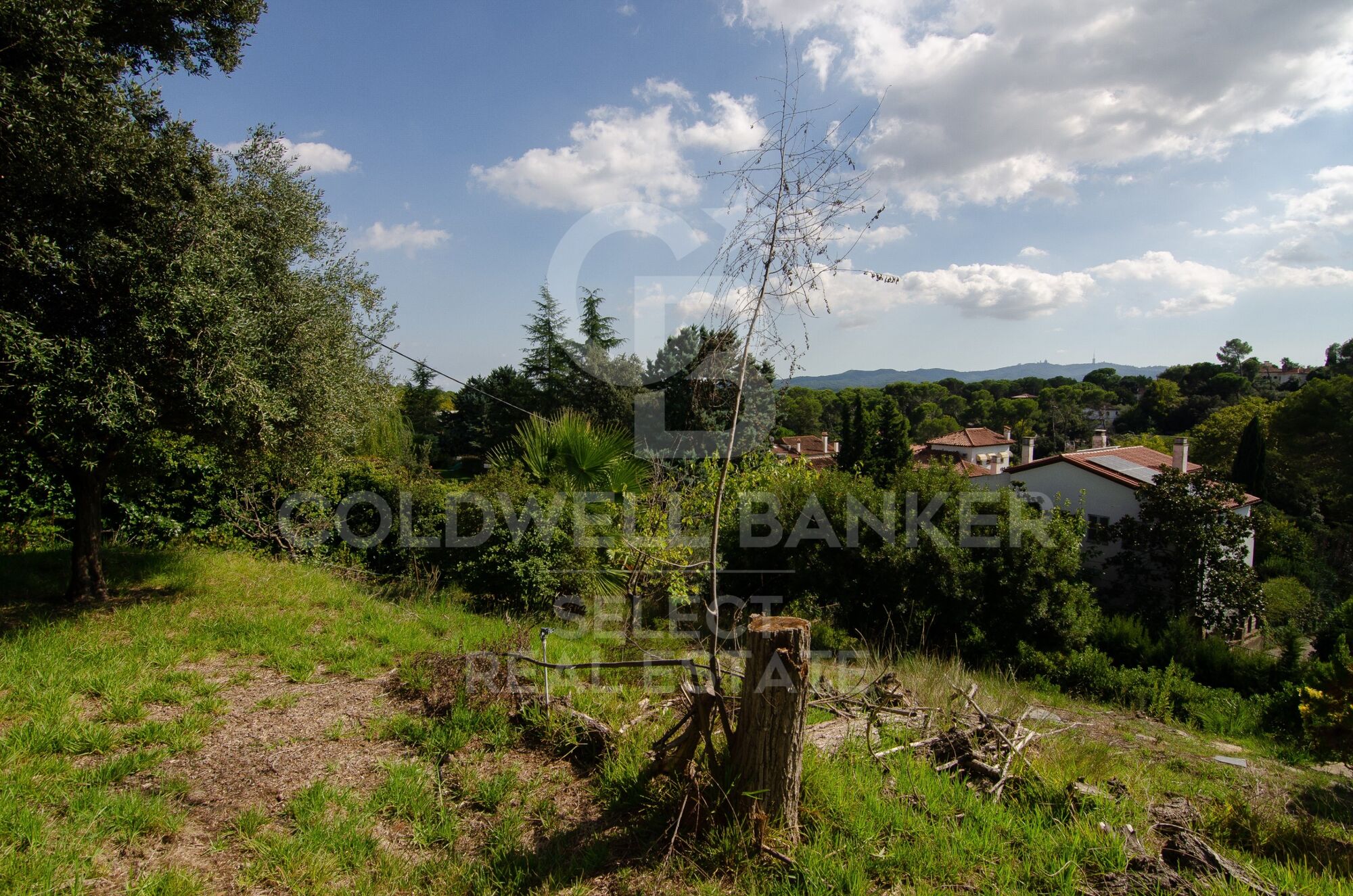 Exceptional plot with views of Tibidabo and 3 minutes from Bellaterra Station.