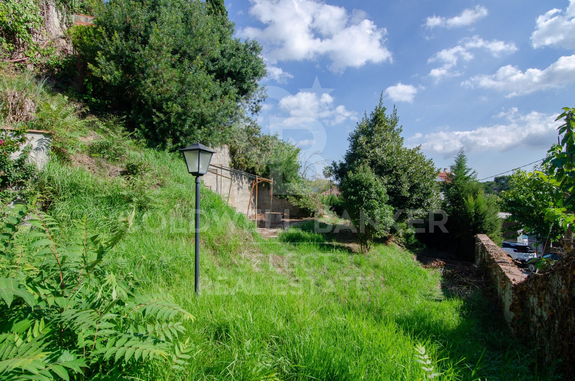 Exceptional plot with views of Tibidabo and 3 minutes from Bellaterra Station.