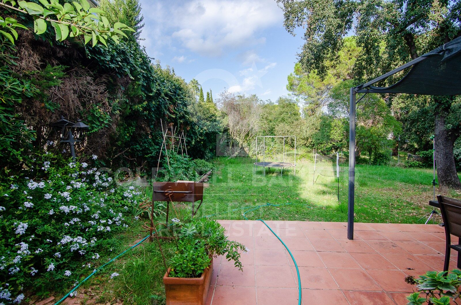 Opportunity! 2 semi-detached houses + a separable flat plot next to Bellaterra station.