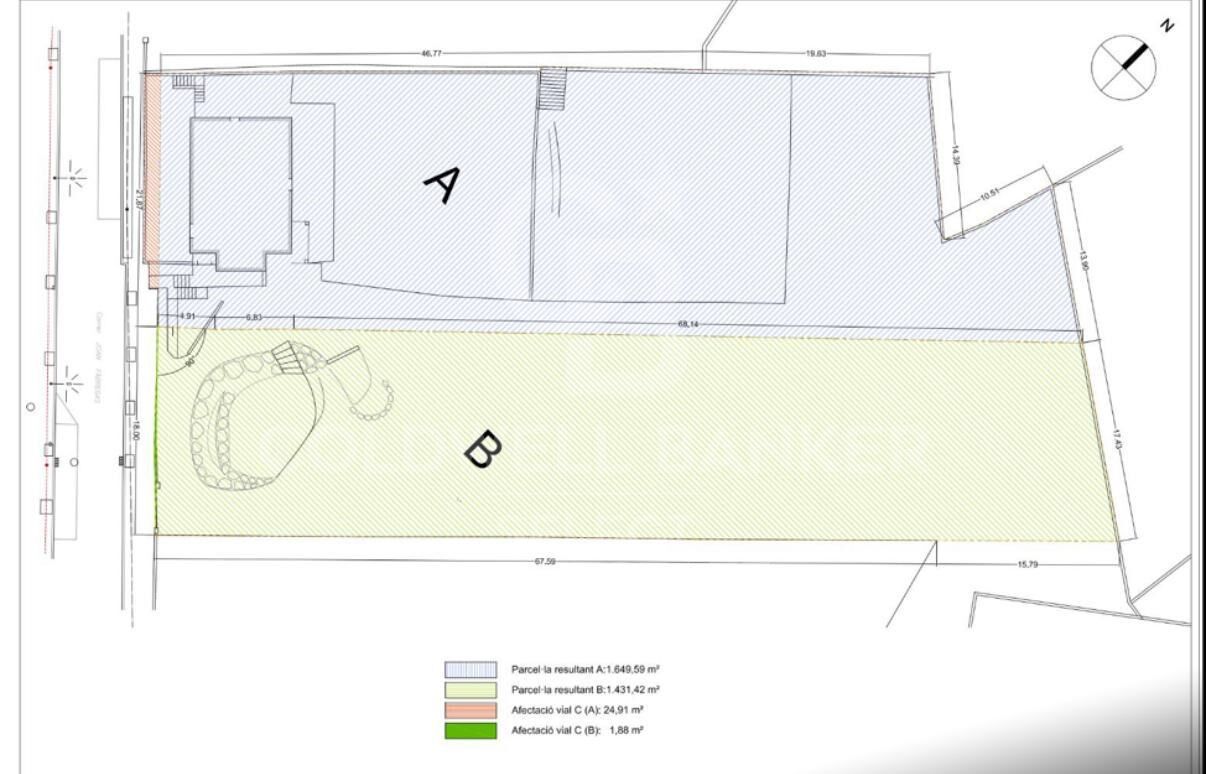 Opportunity! 2 semi-detached houses + a separable flat plot next to Bellaterra station.