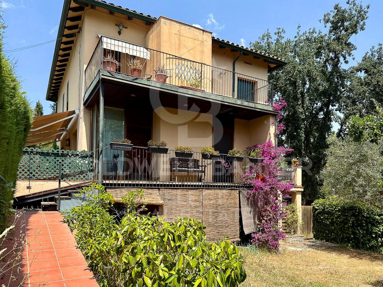 Opportunity! 2 semi-detached houses + a separable flat plot next to Bellaterra station.