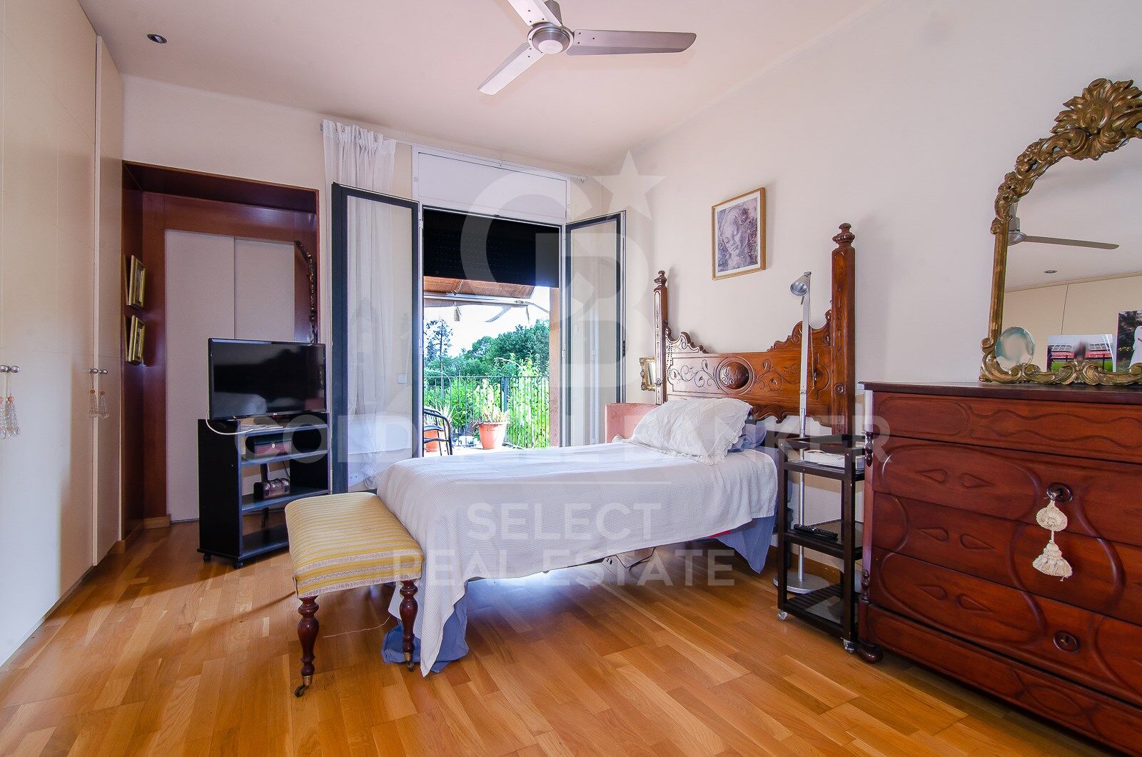 Opportunity! 2 semi-detached houses + a separable flat plot next to Bellaterra station.