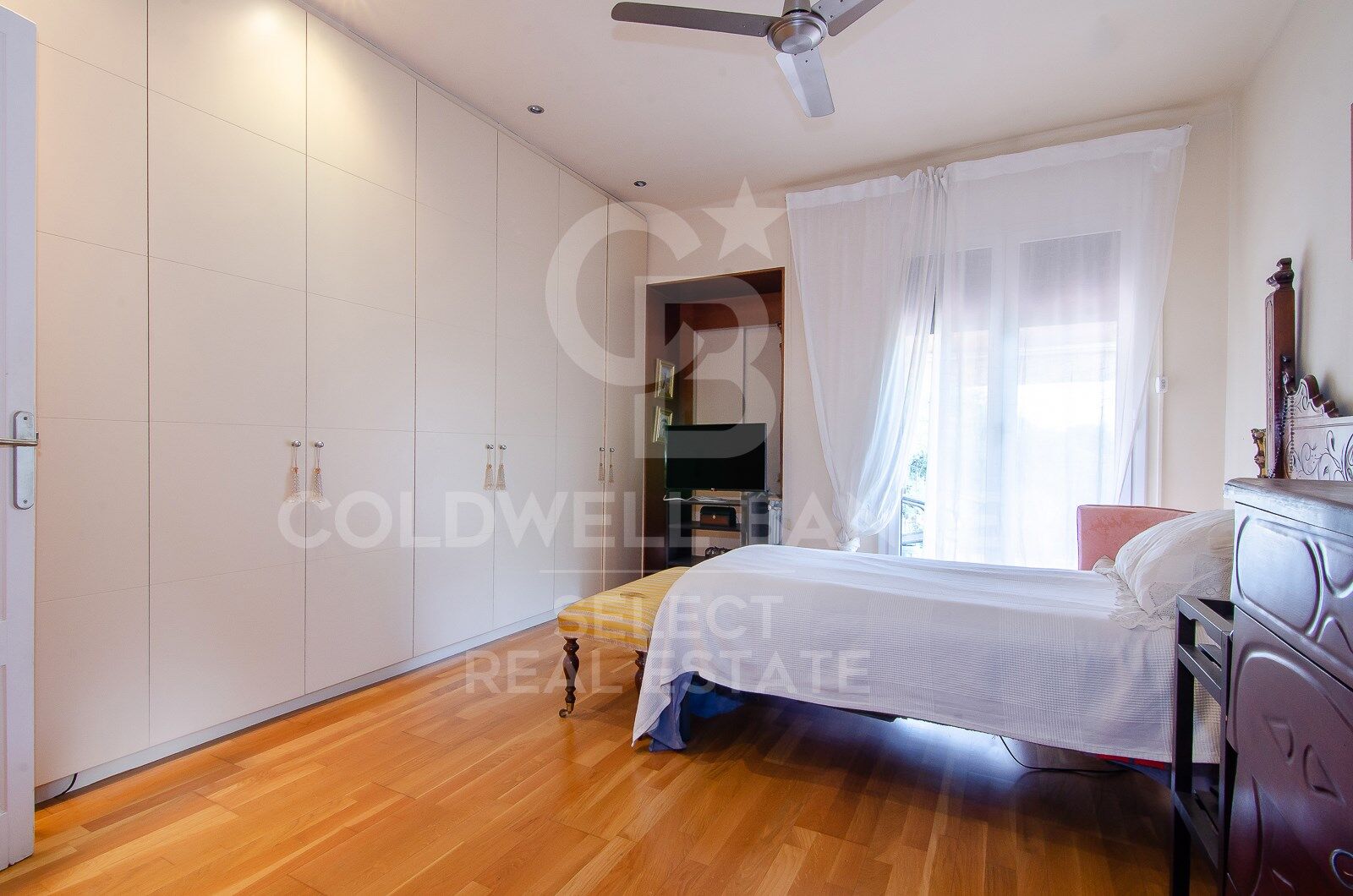 Opportunity! 2 semi-detached houses + a separable flat plot next to Bellaterra station.