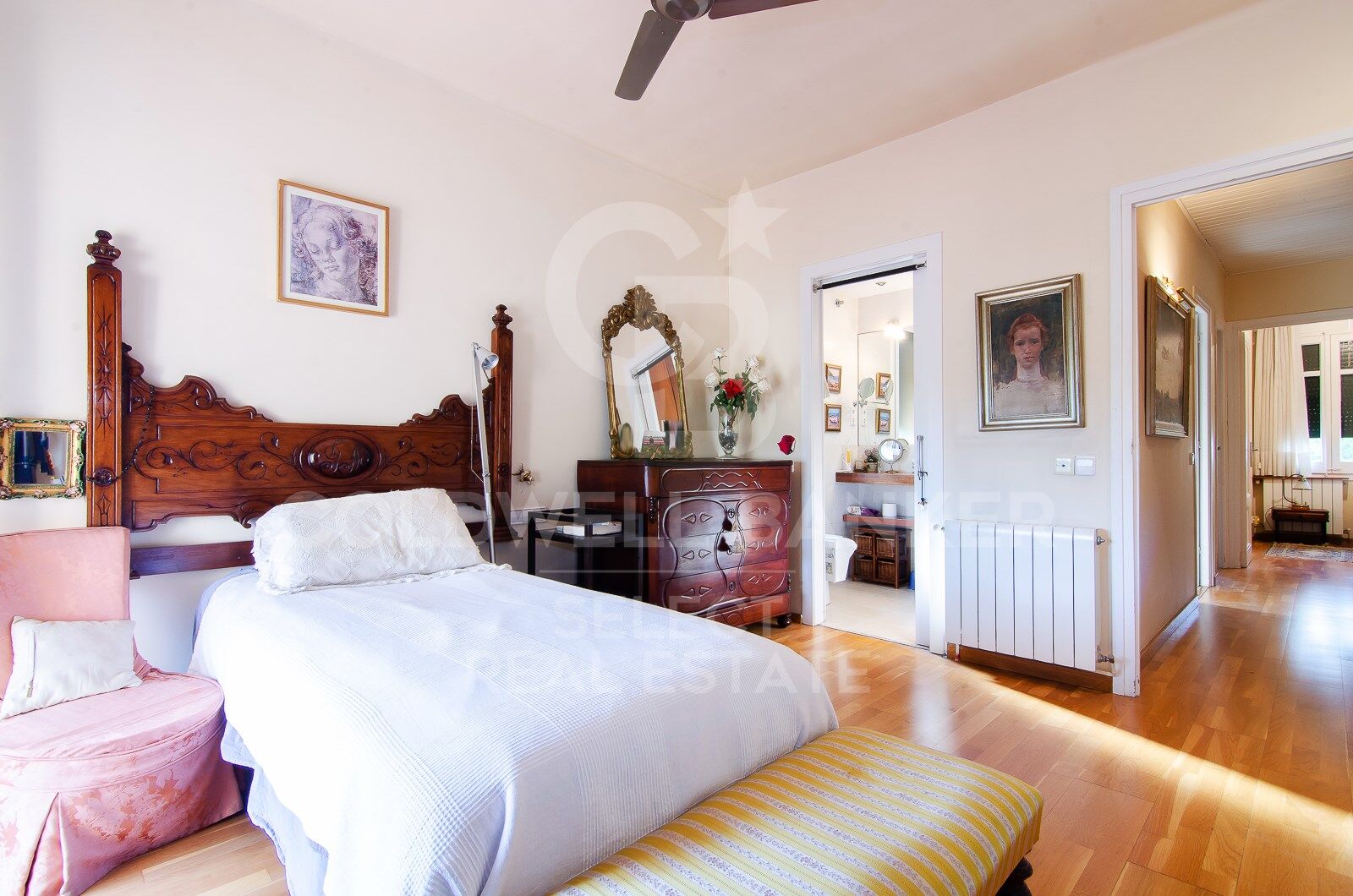 Opportunity! 2 semi-detached houses + a separable flat plot next to Bellaterra station.