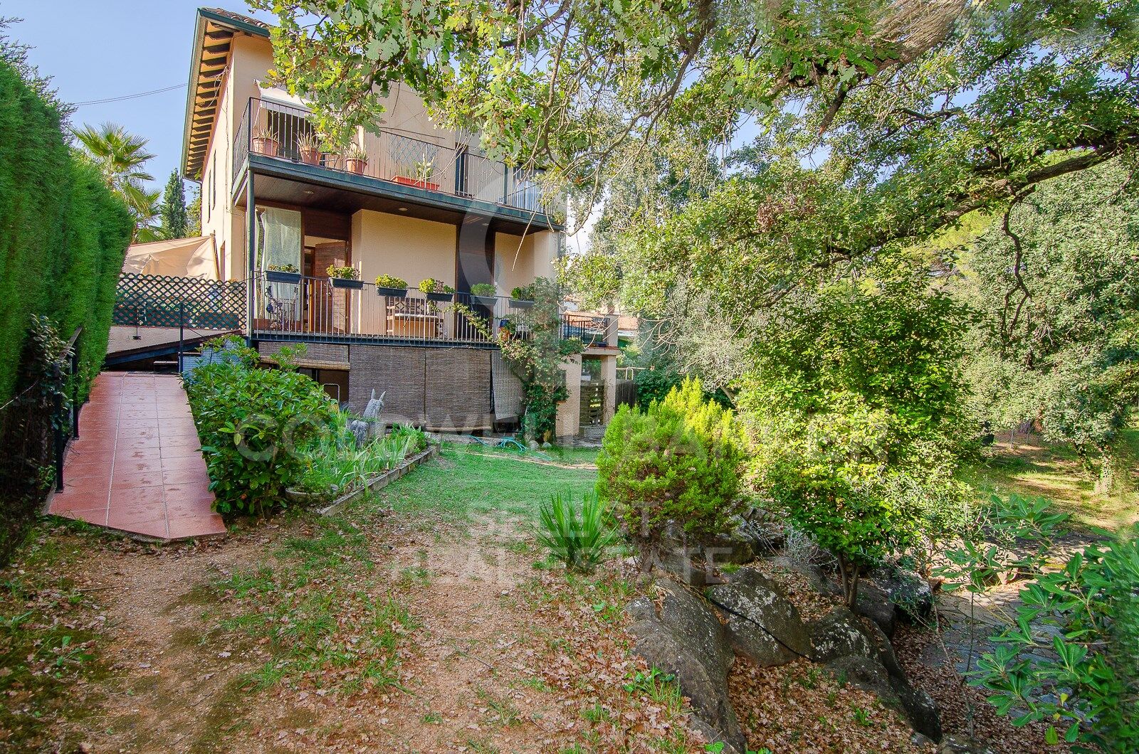 Opportunity! 2 semi-detached houses + a separable flat plot next to Bellaterra station.