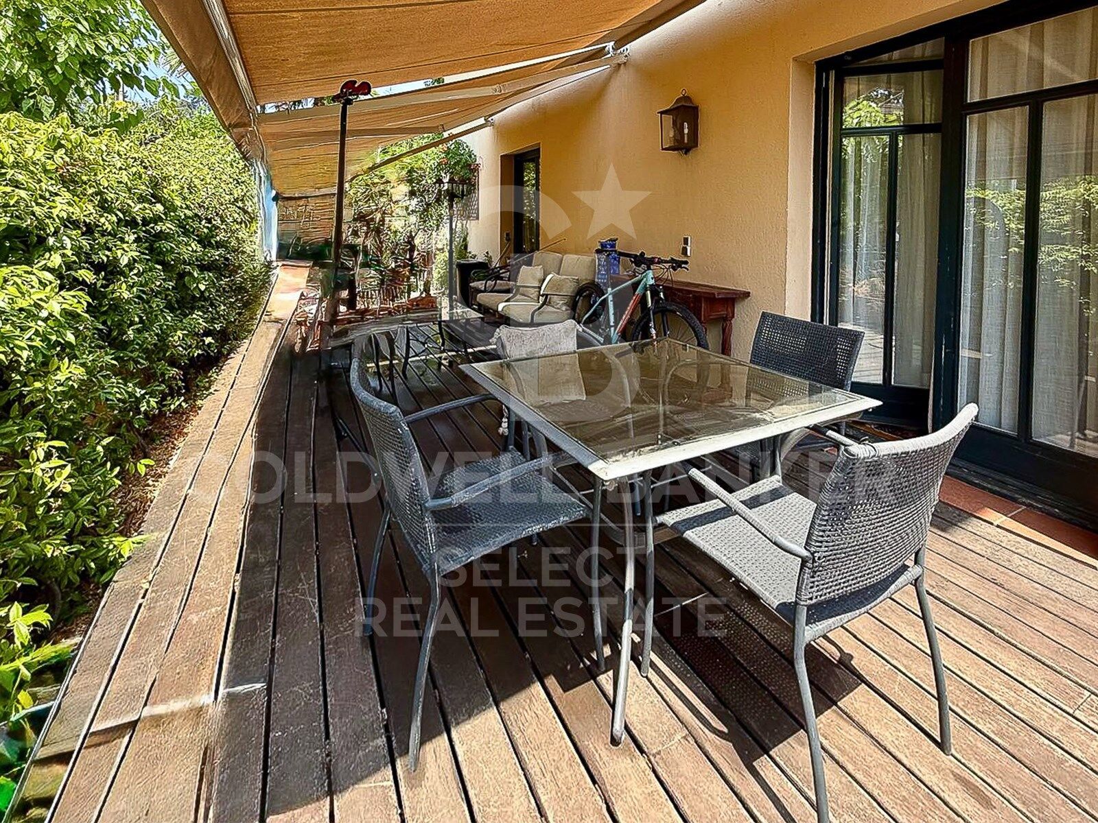 Opportunity! 2 semi-detached houses + a separable flat plot next to Bellaterra station.