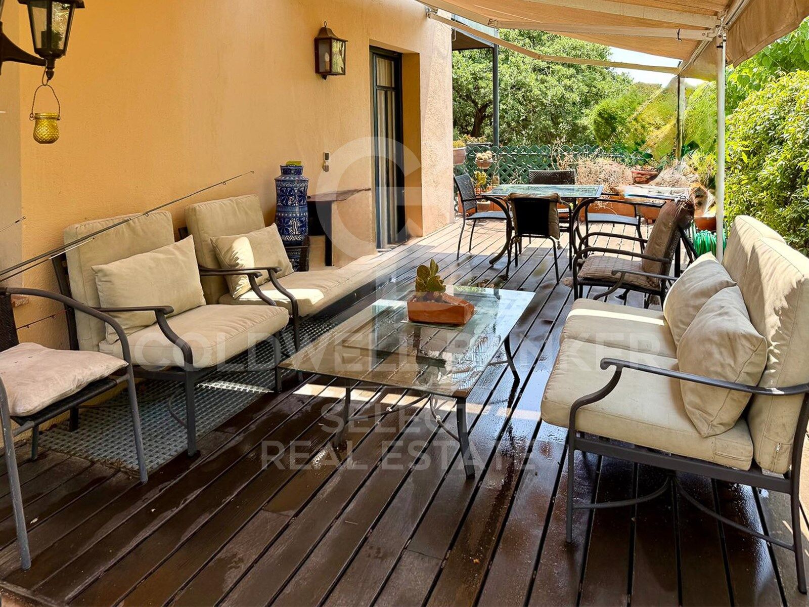 Opportunity! 2 semi-detached houses + a separable flat plot next to Bellaterra station.