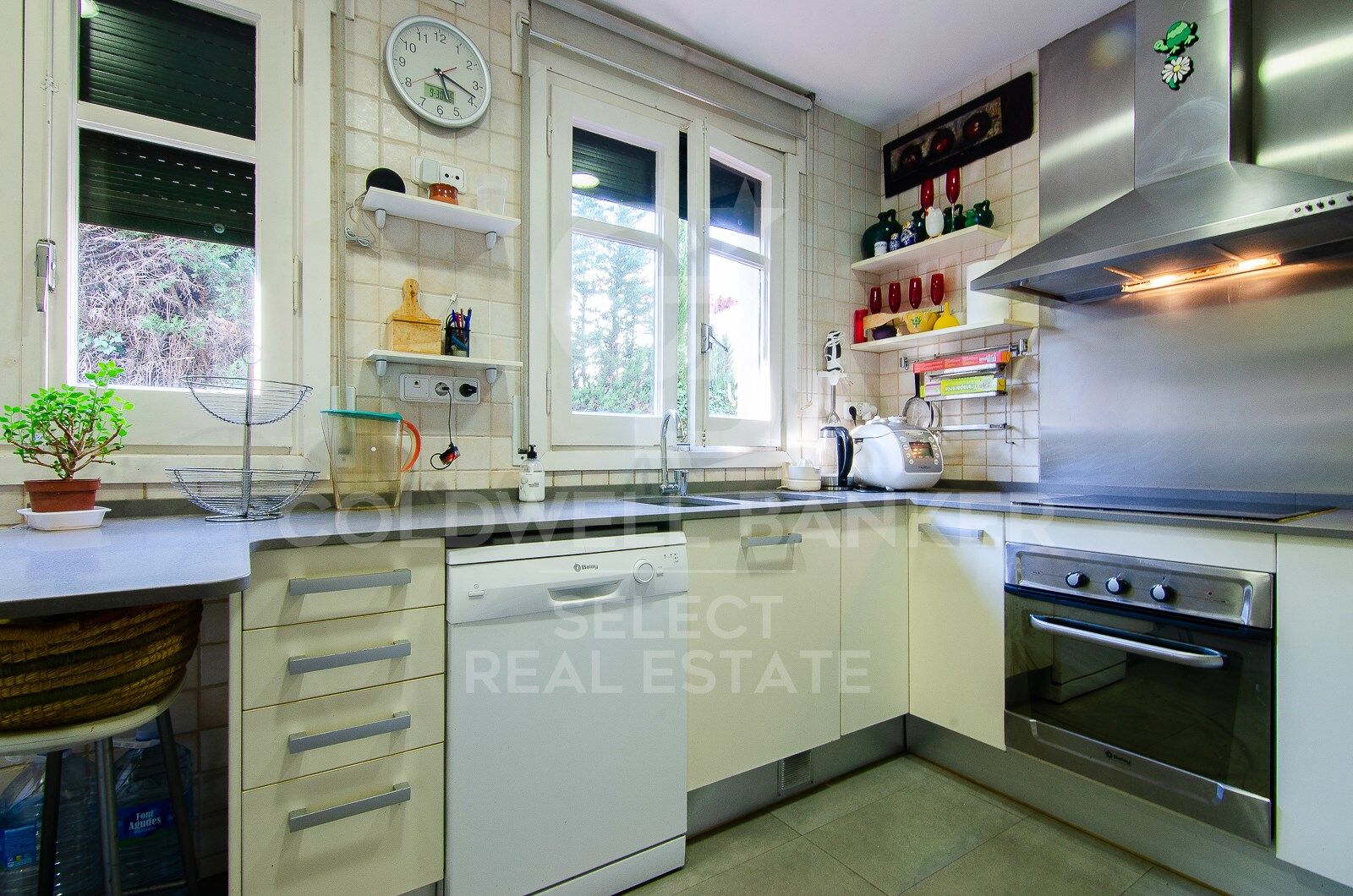 Opportunity! 2 semi-detached houses + a separable flat plot next to Bellaterra station.