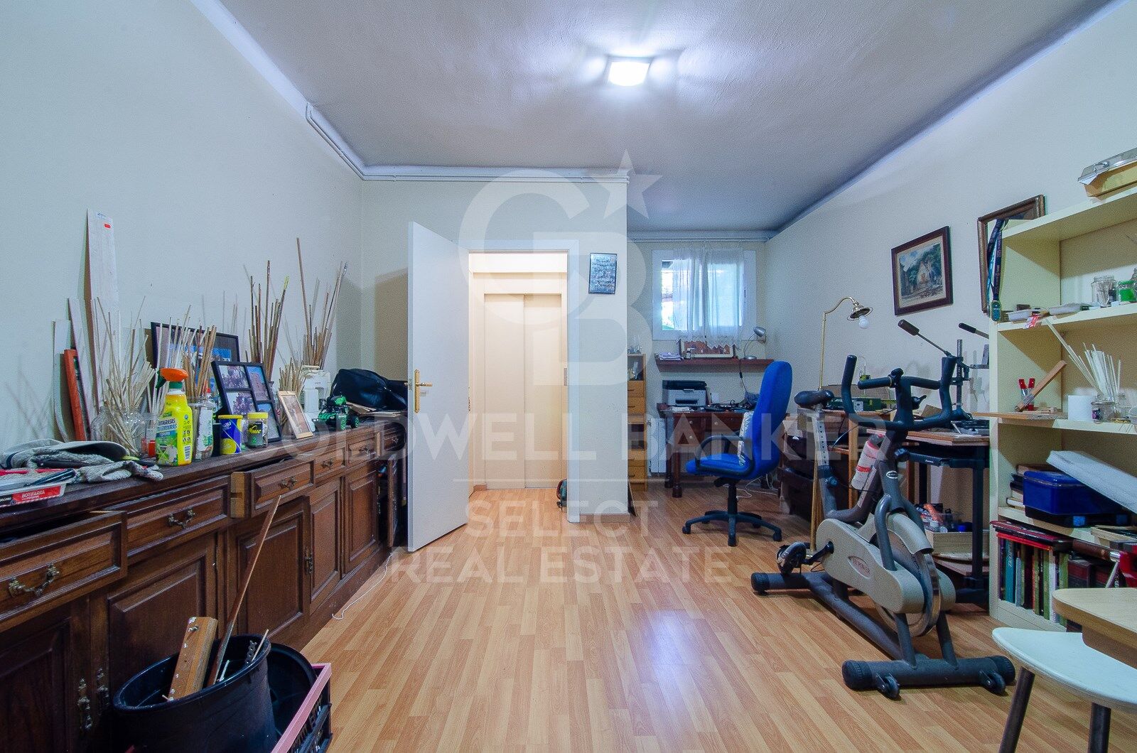 Opportunity! 2 semi-detached houses + a separable flat plot next to Bellaterra station.