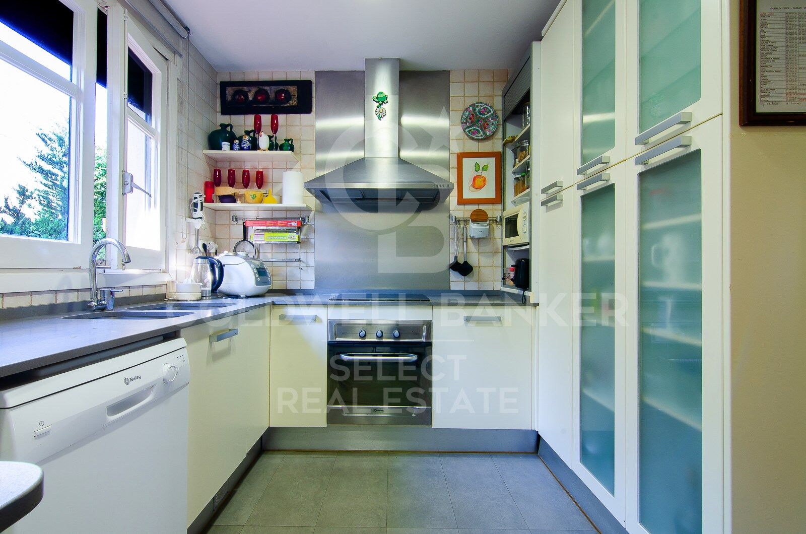 Opportunity! 2 semi-detached houses + a separable flat plot next to Bellaterra station.