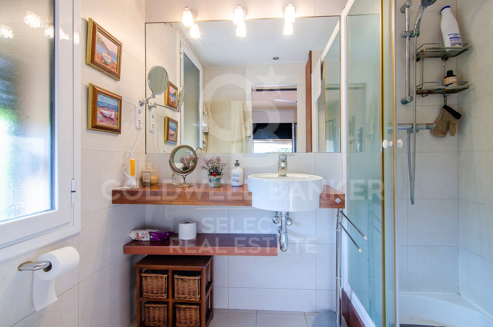 Opportunity! 2 semi-detached houses + a separable flat plot next to Bellaterra station.