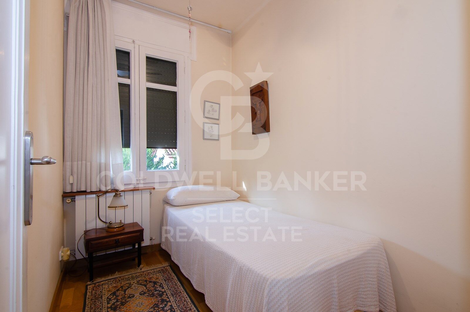 Opportunity! 2 semi-detached houses + a separable flat plot next to Bellaterra station.