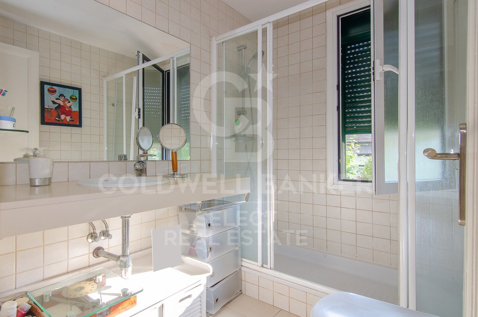 Opportunity! 2 semi-detached houses + a separable flat plot next to Bellaterra station.