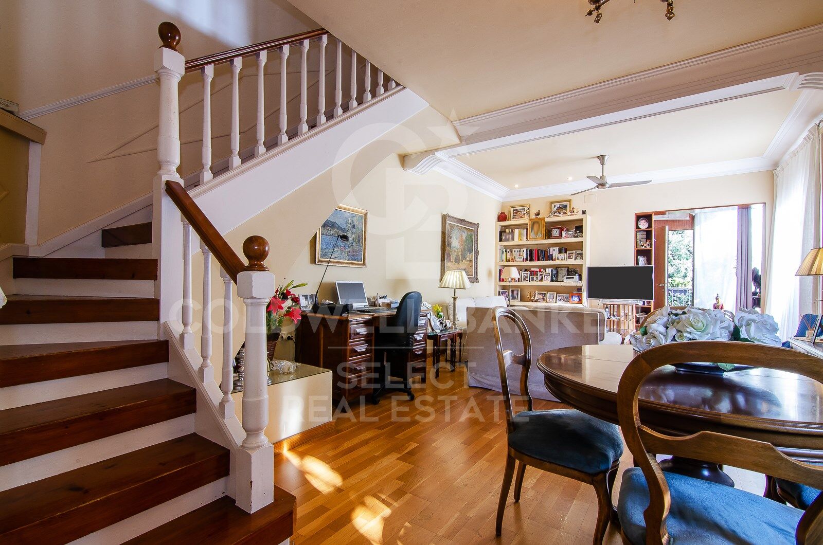 Opportunity! 2 semi-detached houses + a separable flat plot next to Bellaterra station.