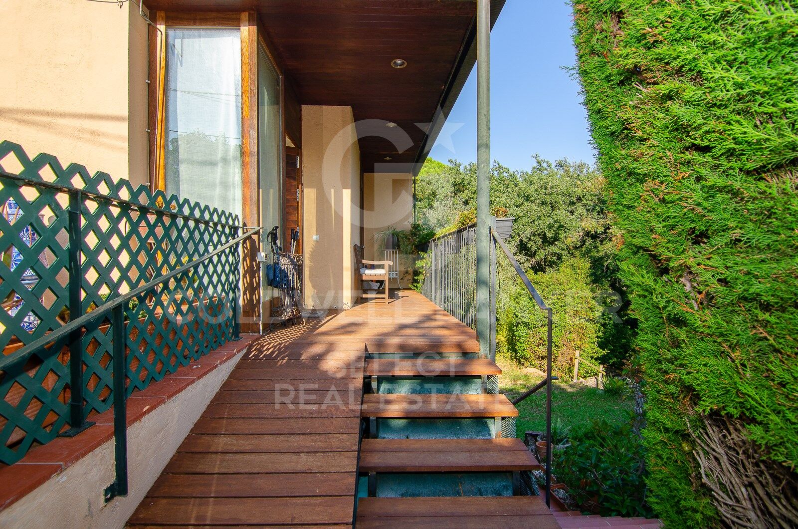 Opportunity! 2 semi-detached houses + a separable flat plot next to Bellaterra station.