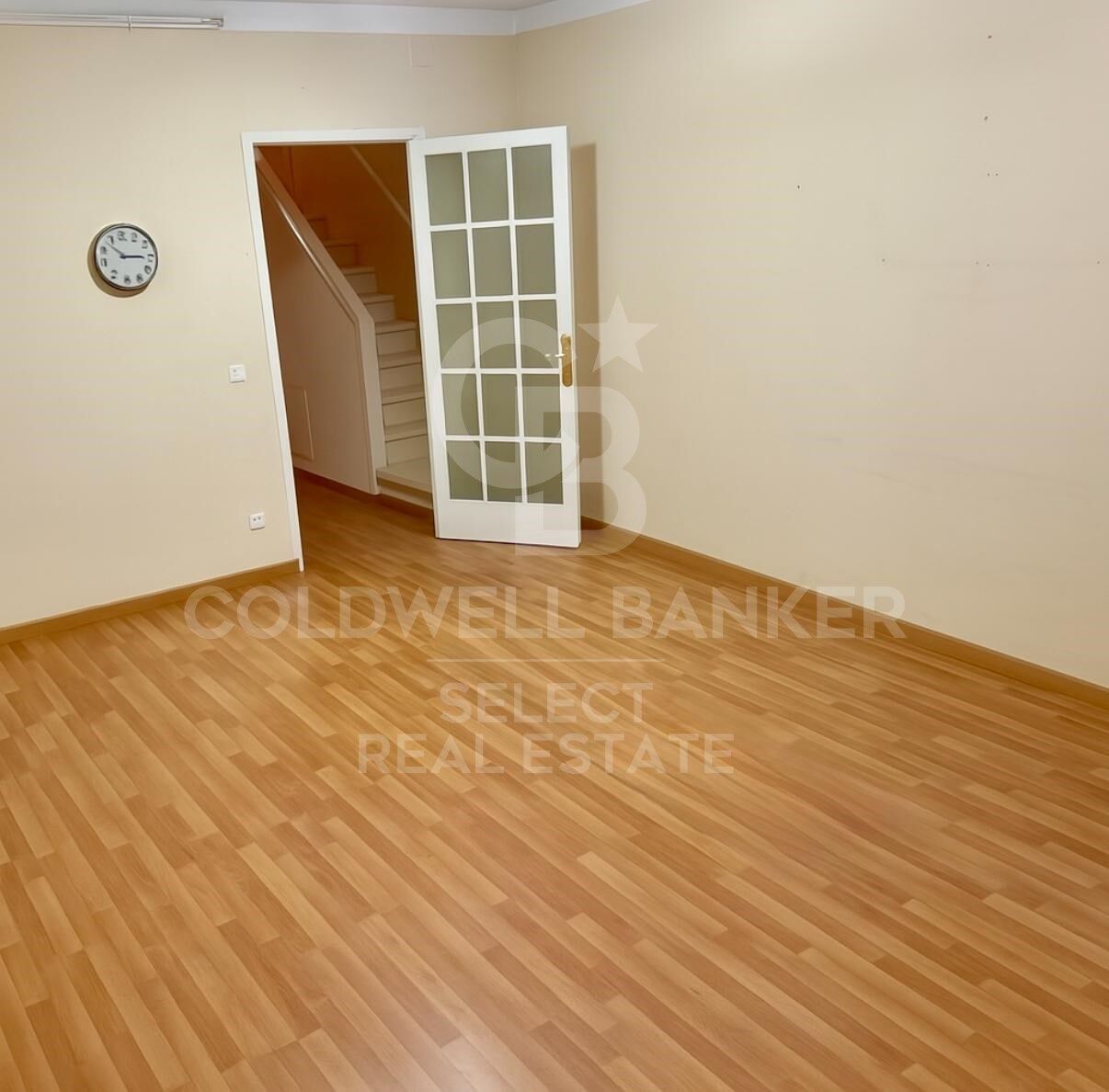 Opportunity! 2 semi-detached houses + a separable flat plot next to Bellaterra station.