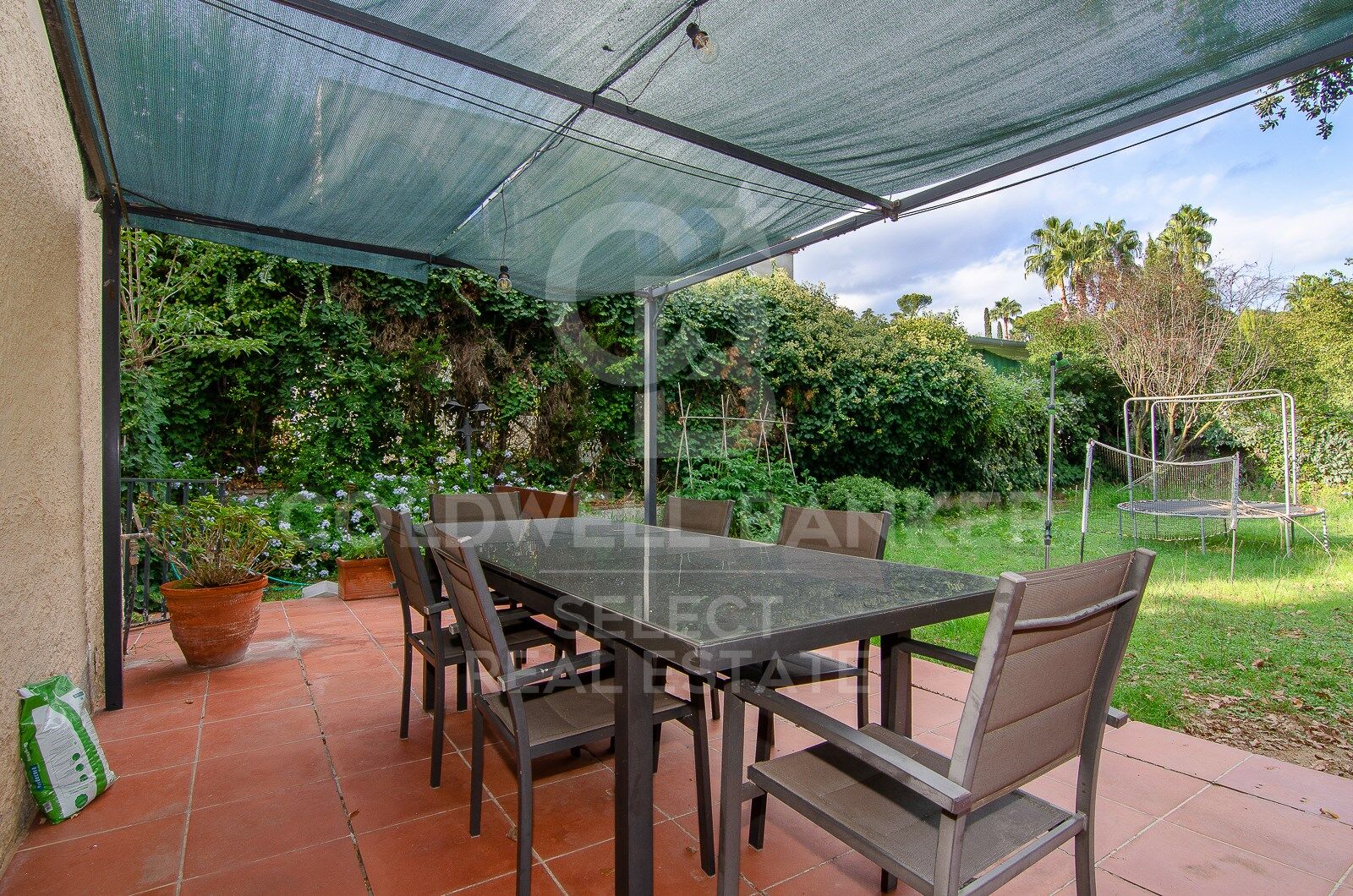 Opportunity! 2 semi-detached houses + a separable flat plot next to Bellaterra station.