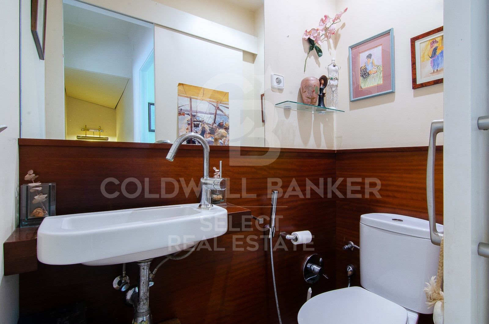 Opportunity! 2 semi-detached houses + a separable flat plot next to Bellaterra station.