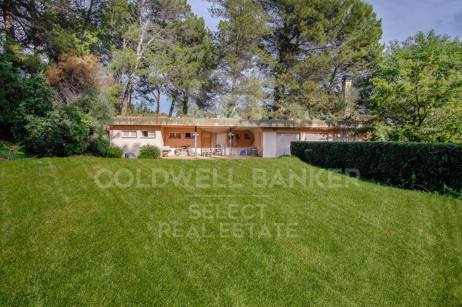 SPECTACULAR AND UNIQUE, A PLOT IN BELLATERRA