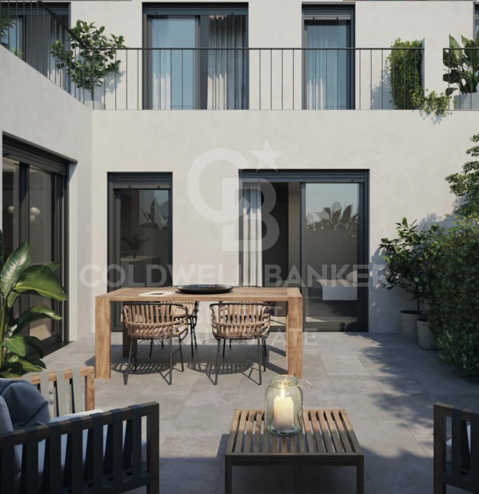 Spacious ground floor with inner courtyard and porches