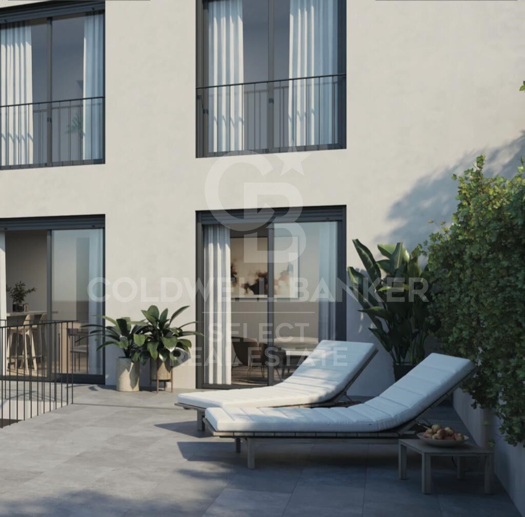 Spacious ground floor with inner courtyard and porches